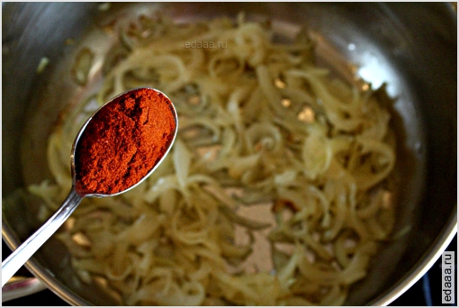 Курица с красным перцем и сметанным соусом
