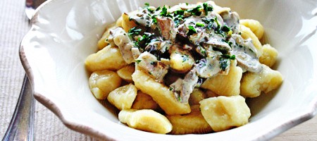 Клецки с соусом из грибов и бекона