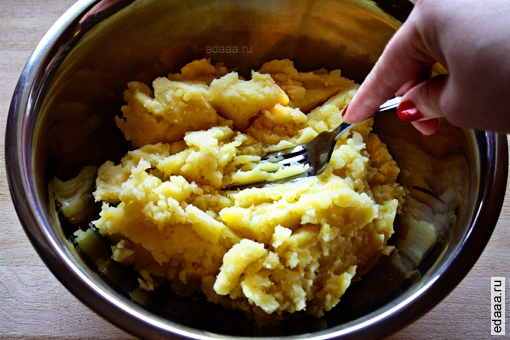 Клецки с соусом из грибов и бекона