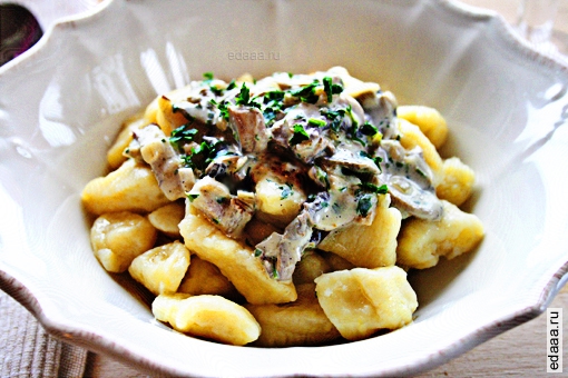 Клецки с соусом из грибов и бекона