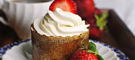 Нежные тортики с клубникой, лимоном и йогуртом